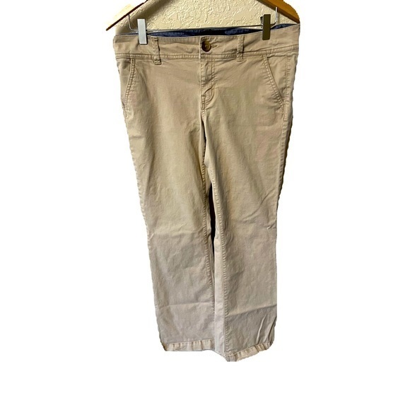 American Eagle Women’s size 10 short pants. Khaki in color. I2. - Picture 1 of 3